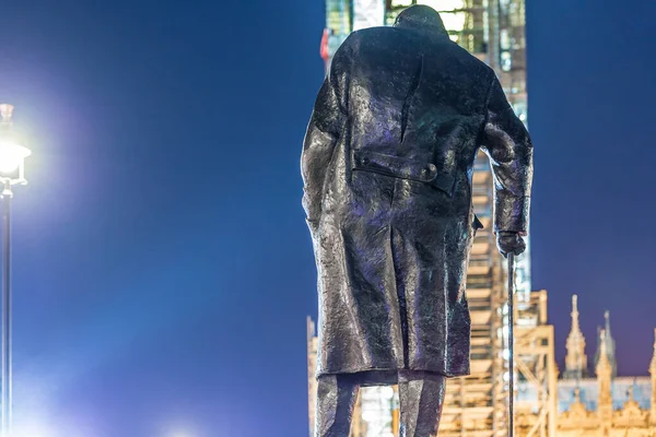 丘吉尔雕像在夜间 — 图库照片