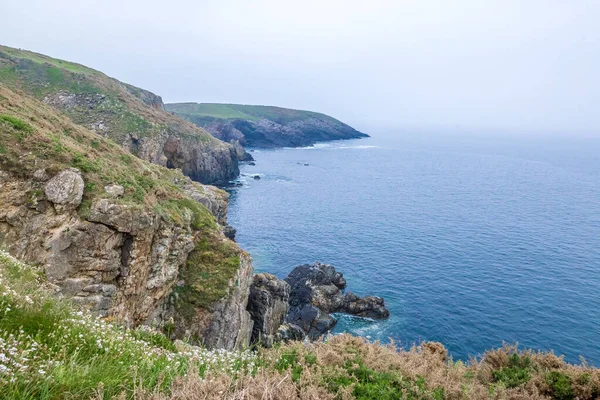 Galler 'deki Pembrokeshire kayalıklarının görüntüsü