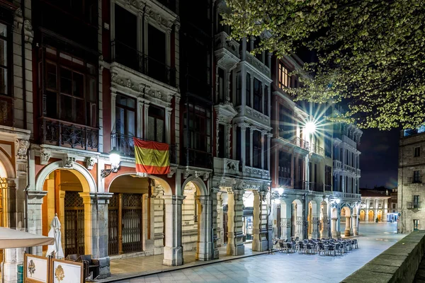 İspanya 'nın eski şehri Aviles, Asturias' ta bir gece.