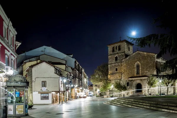 İspanya 'nın eski şehri Aviles, Asturias' ta bir gece.