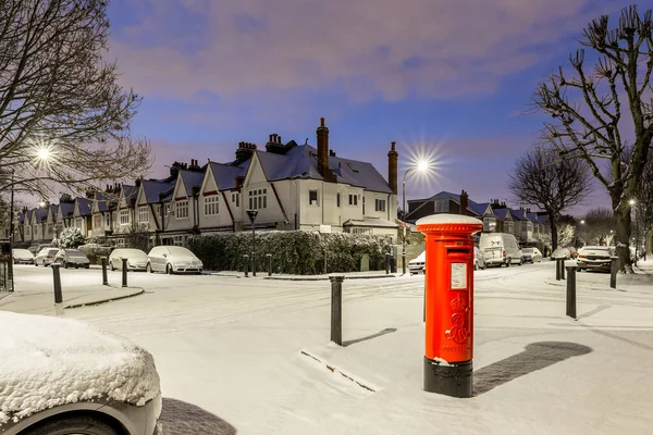 ロンドン郊外の雪のポストボックス チジック イギリス — ストック写真