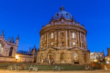Radcliff kamerası Oxford 'da yıldızlı bahar gecesi, Birleşik Krallık