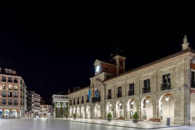 İspanya 'nın eski şehri Aviles, Asturias' ta bir gece.