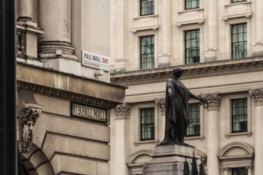 Ünlü binaların cepheleri ve Londra sokaklarının mimari detayları, şehir manzarası. 