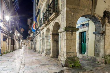 İspanya 'nın eski şehri Aviles, Asturias' ta bir gece.