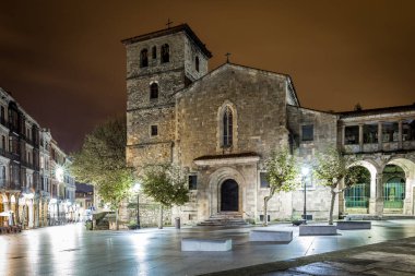 İspanya 'nın eski şehri Aviles, Asturias' ta bir gece.