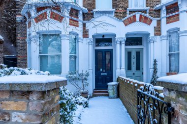 Londra 'nın karlı banliyösündeki kapı