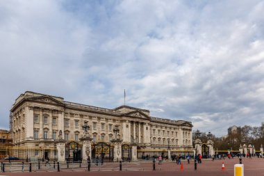 Buckingham Sarayı bulutlu bir günde, İngiltere
