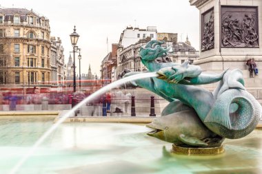 İlkbaharda Londra 'daki Trafalgar Meydanı' nda çeşme