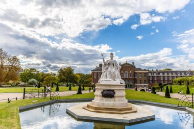 Kensigton Sarayı 'ndaki Kraliçe Victoria Anıtı, Hyde Park