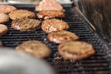 Arka bahçede barbekü var.