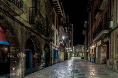 İspanya 'nın eski şehri Aviles, Asturias' ta bir gece.