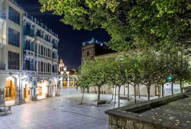 İspanya 'nın eski şehri Aviles, Asturias' ta bir gece.