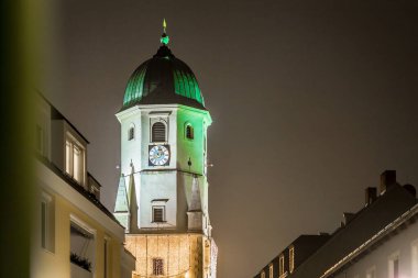 Avusturya 'nın Fischamend köyünde kış akşamı