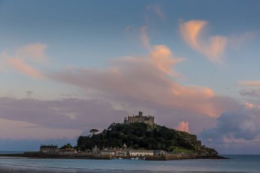 Marazion, Cornwall, İngiltere yakınlarındaki St. Michaels Dağı manzarası