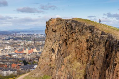 Edinburgh, İskoçya 'da Arthur' un koltuğunda oturan çocuk.