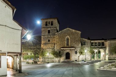 İspanya 'nın eski şehri Aviles, Asturias' ta bir gece.