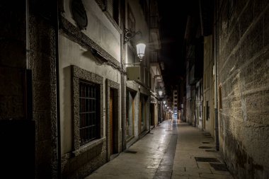 İspanya 'nın eski şehri Aviles, Asturias' ta bir gece.