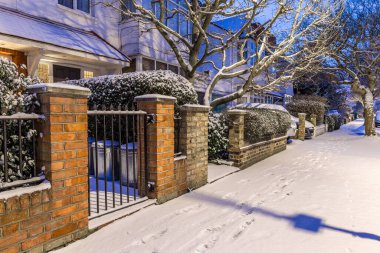 Londra, İngiltere 'nin karlı banliyölerinde kış gündoğumu