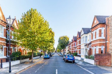 Sonbaharda Chiswick banliyö sokağı, Londra, İngiltere