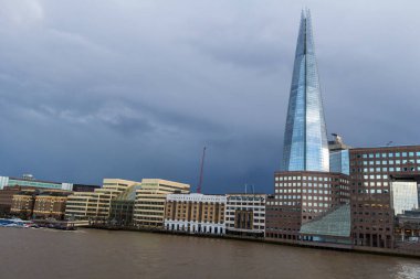 Şehrin nehir kenarının güzel manzarası. 