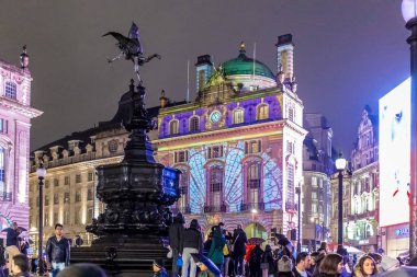 Gece vakti Picadilly Sirki 'ni aydınlattı. Londra, İngiltere.