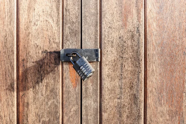 英格兰木门上的老式挂锁 — 图库照片