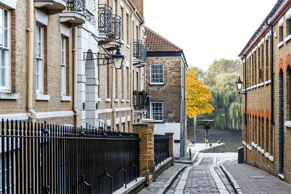 秋天伦敦里士满郊区的私人住宅 — 图库照片