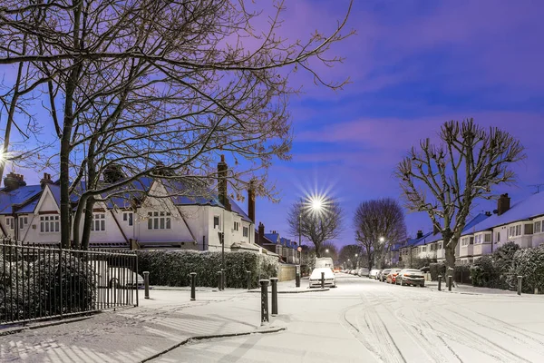 英国ロンドンの雪の郊外で冬の日の出 — ストック写真