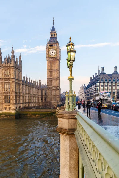 Kuzgun Kış Sabahının Erken Saatlerinde Londra Parlamento Binası Nda Lamba — Stok fotoğraf