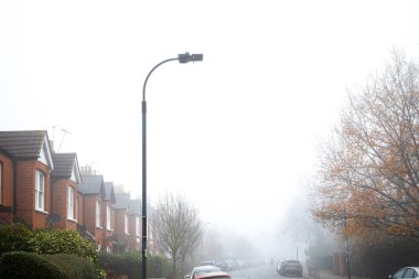 Londra 'nın Chiswick banliyösünde yoğun sis var. İngiltere' nin batısında.