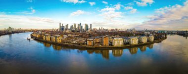 Kanarya Rıhtımı 'nın havadan görünüşü, Londra' nın ikincil merkezi bölgesi, Birleşik Krallık 'ın Köpekler Adası' nda.