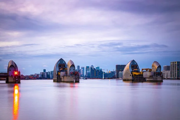 Lang Eksponering Udsigt Canary Wharf Themsen Barriere London Storbritannien - Stock-foto