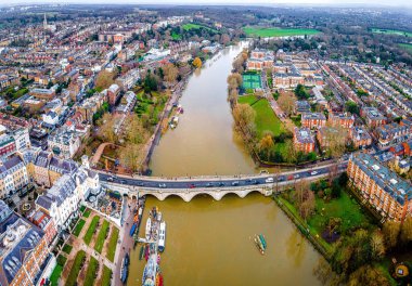 Günbatımında Richmond Köprüsü 'nün hava görüntüsü, Londra, İngiltere