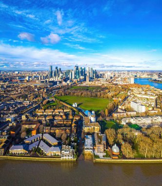 Kanarya Rıhtımı 'nın havadan görünüşü, Londra' nın ikincil merkezi bölgesi, Birleşik Krallık 'ın Köpekler Adası' nda.