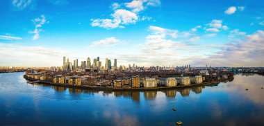 Kanarya Rıhtımı 'nın havadan görünüşü, Londra' nın ikincil merkezi bölgesi, Birleşik Krallık 'ın Köpekler Adası' nda.