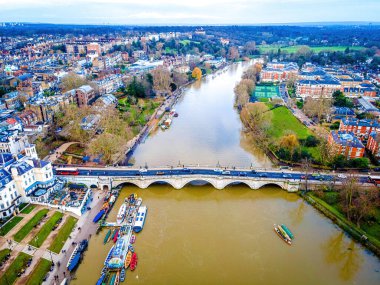 Günbatımında Richmond Köprüsü 'nün hava görüntüsü, Londra, İngiltere