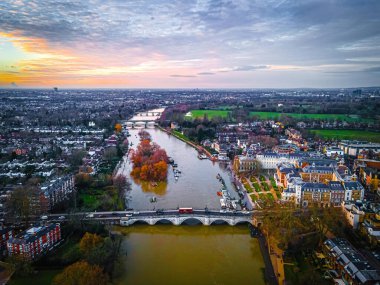 Günbatımında Richmond Köprüsü 'nün hava görüntüsü, Londra, İngiltere