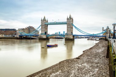 Londra 'nın dünyaca ünlü sembolü Tower Bridge' in uzun soluklu görüntüsü.