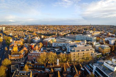 Günbatımında Richmond tren istasyonunun hava görüntüsü, Londra, İngiltere