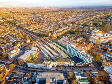 Günbatımında Richmond tren istasyonunun hava görüntüsü, Londra, İngiltere