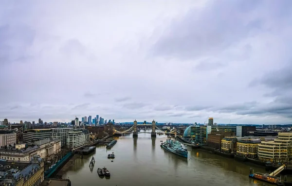ロンドン市内のタワーブリッジの空中ビュー 歴史的中心部と主要ビジネス地区 — ストック写真