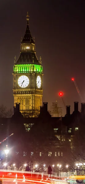 英国ロンドンのウェストミンスター宮殿の北端にあるビッグベン時計塔の垂直方向の景色 — ストック写真