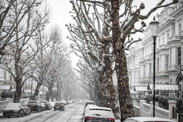 イギリス ロンドンで2021年の雪嵐の下で車 — ストック写真