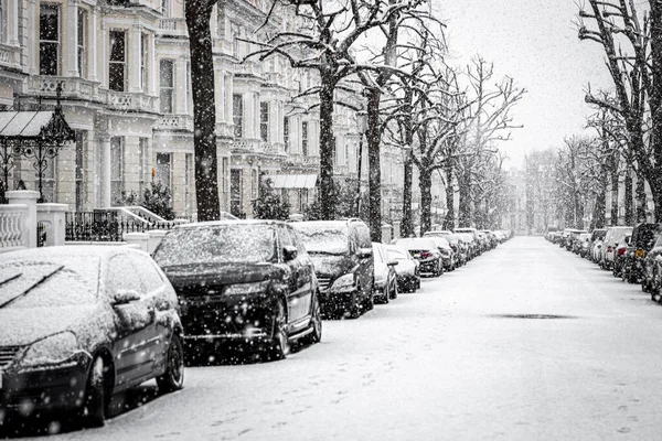 イギリス ロンドンで2021年の雪嵐の下で車 — ストック写真