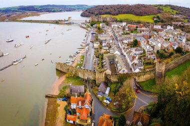 Conwy 'de bir kale, Galler' in kuzey kıyısındaki Conwy County Borough 'da duvarlarla çevrili bir kasaba ve topluluk.