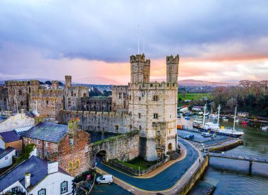 Caernarfon Kalesi 'nin havadan görünüşü, Caernarfon, Gwynedd' de bir ortaçağ kalesi, kuzeybatı Galler, İngiltere
