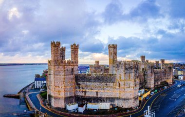 Caernarfon Kalesi 'nin havadan görünüşü, Caernarfon, Gwynedd' de bir ortaçağ kalesi, kuzeybatı Galler, İngiltere