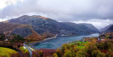 Llanberis manzarası, Gwynedd, kuzeybatı Galler 'de bir köy, toplum ve seçim koğuşu.