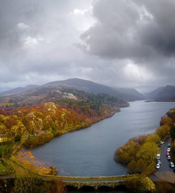 Llanberis manzarası, Gwynedd, kuzeybatı Galler 'de bir köy, toplum ve seçim koğuşu.